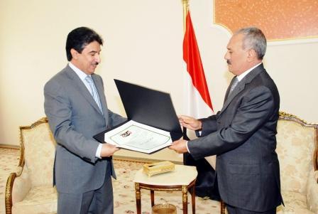 رئيس الجمهورية أثناء منحه وسام الوحدة (22) مايو  للسفير الكويتي أمس